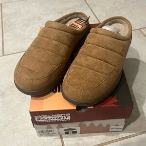 NWT Brand new men’s sketchers relaxed, fit slipper
